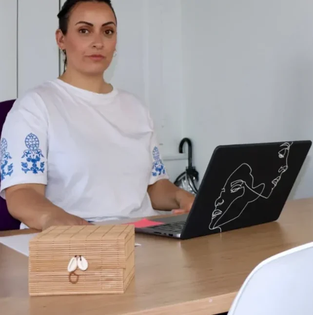 Leïla à son bureau