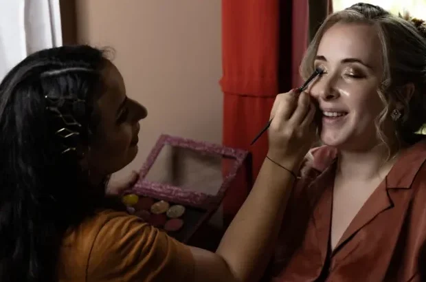 Maquillage en cours de réalisation